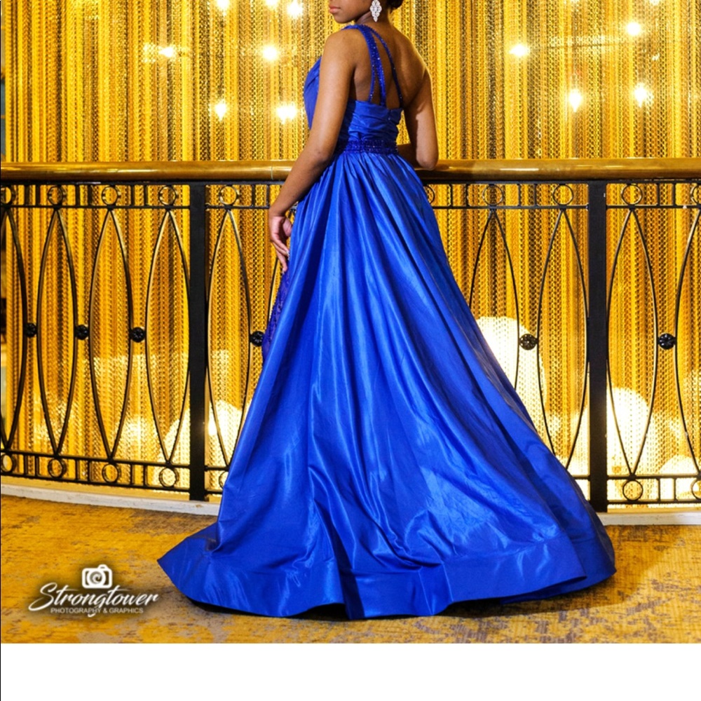 Evening Gown - Picture 4 of 7